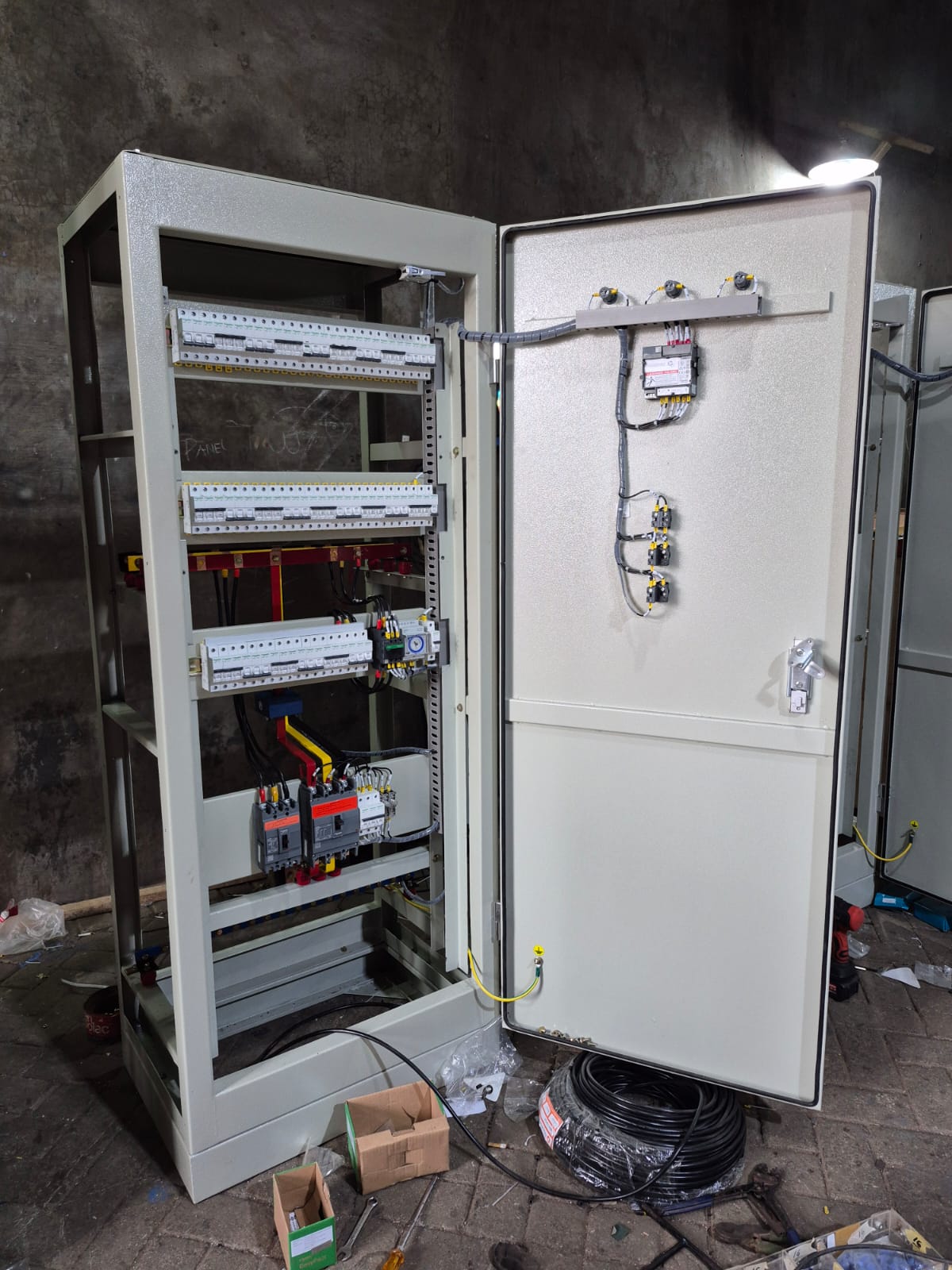Proses Perakitan Panel Listrik untuk Proyek Jakarta