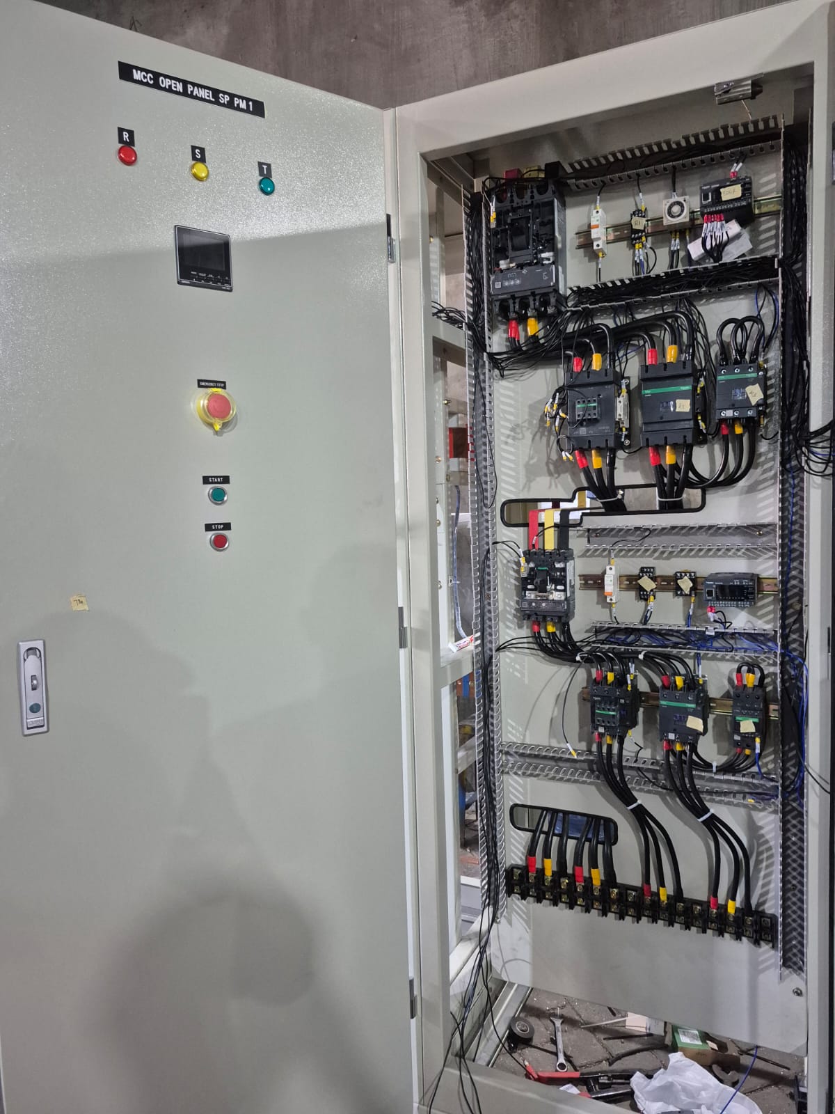 Proses Perakitan Panel Listrik untuk Proyek Tangerang