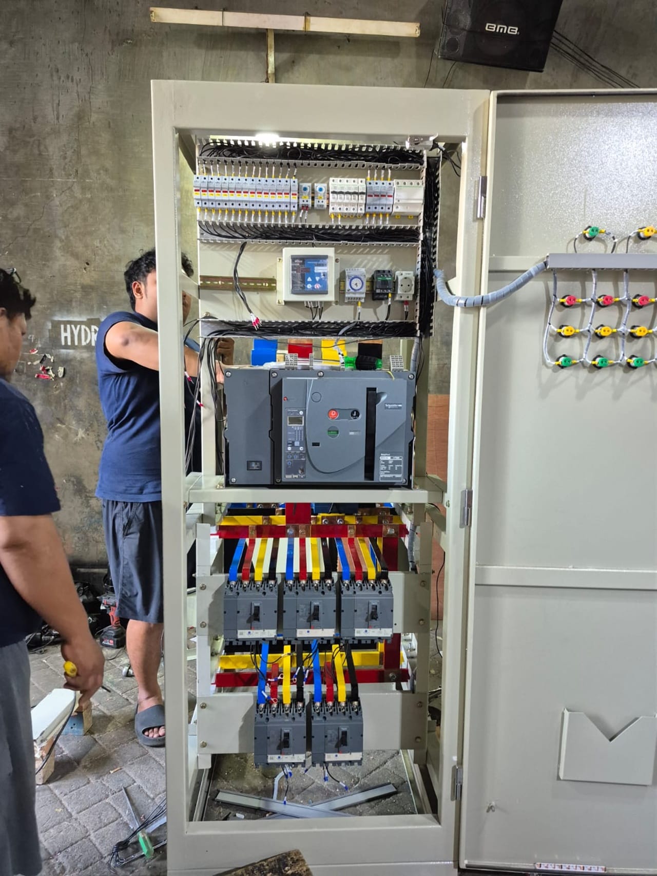 Proses Perakitan Panel Listrik untuk Proyek Surabaya